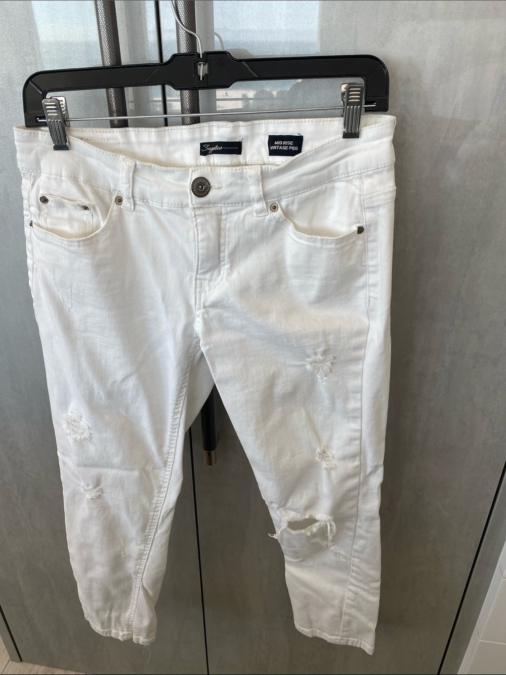 EUC White Distressed Mid-Rise Women’s Jeans size 6P